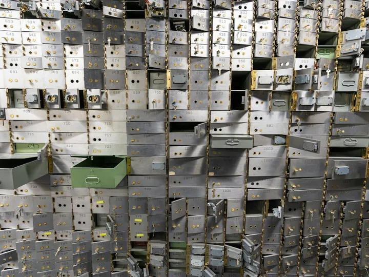 Abertura de cofre em Varginha: parede de cofres de metal com algumas portas abertas